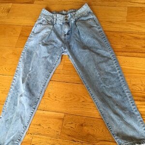 Different style in ladies jeans. Cute!